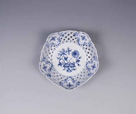 Fuente pentagonal porcelana calada zwiebelmuster, d 18 cm