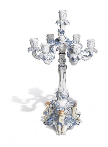 Candelabro con esculturas y guirnaldas de flores H 57,5 