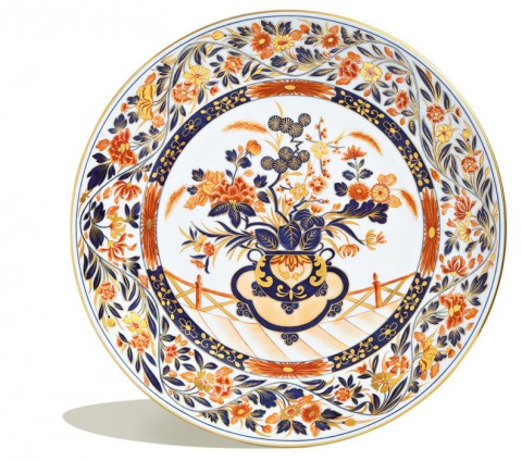 Plato de pared con dibujo de jarrón y flores