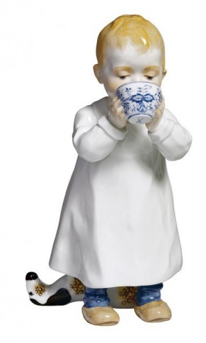 Figurita. Niño con taza. 17 cm x 9 cm x 7 cm