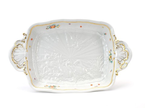 Plato de servicio Porcelana Cisne, relieve blanco, decoración de oro